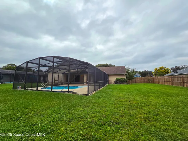 a view of a house with backyard and garden