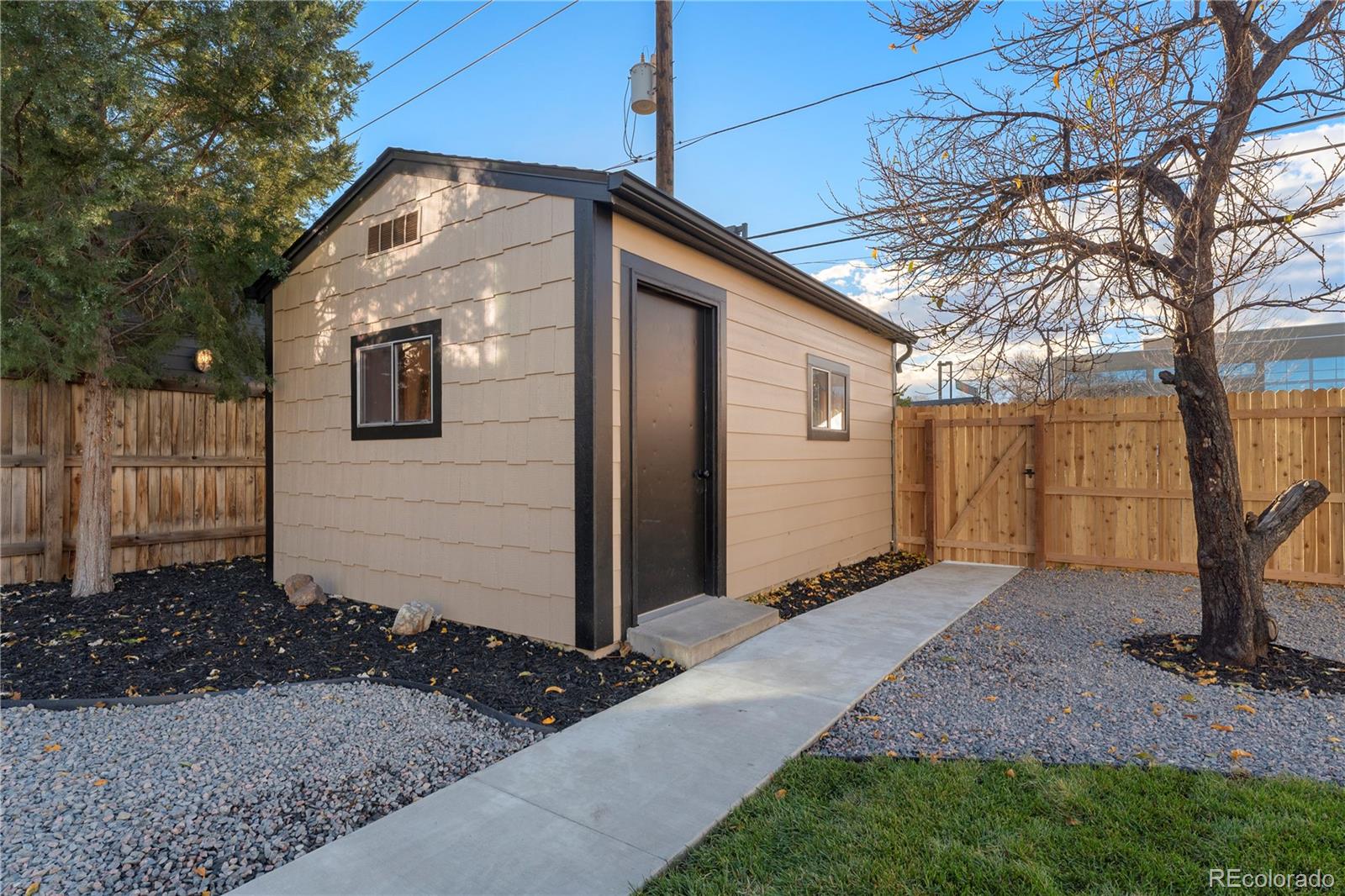 2963 South Lincoln Street Englewood, CO 80113 - Photo 37 of 50 a backyard of a house