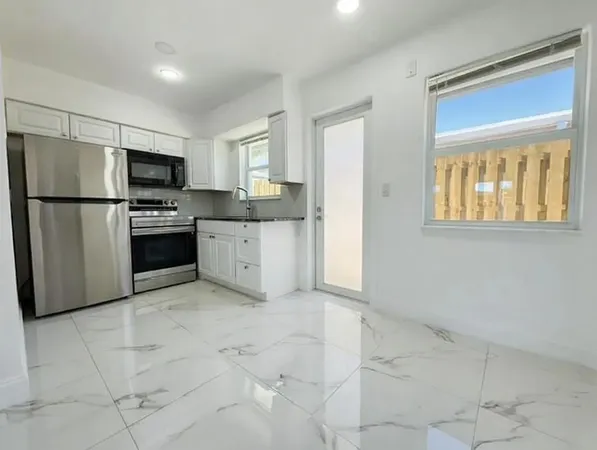 $2,200 | 2308 Northwest 3rd Avenue, Unit 2, Wilton Manors, FL 33311