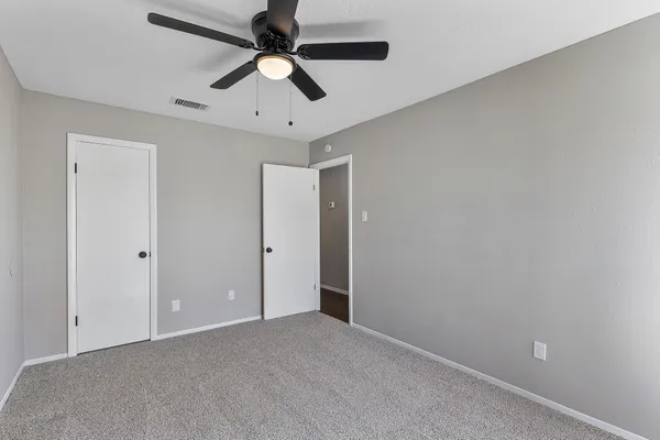 en empty room with ceiling fan