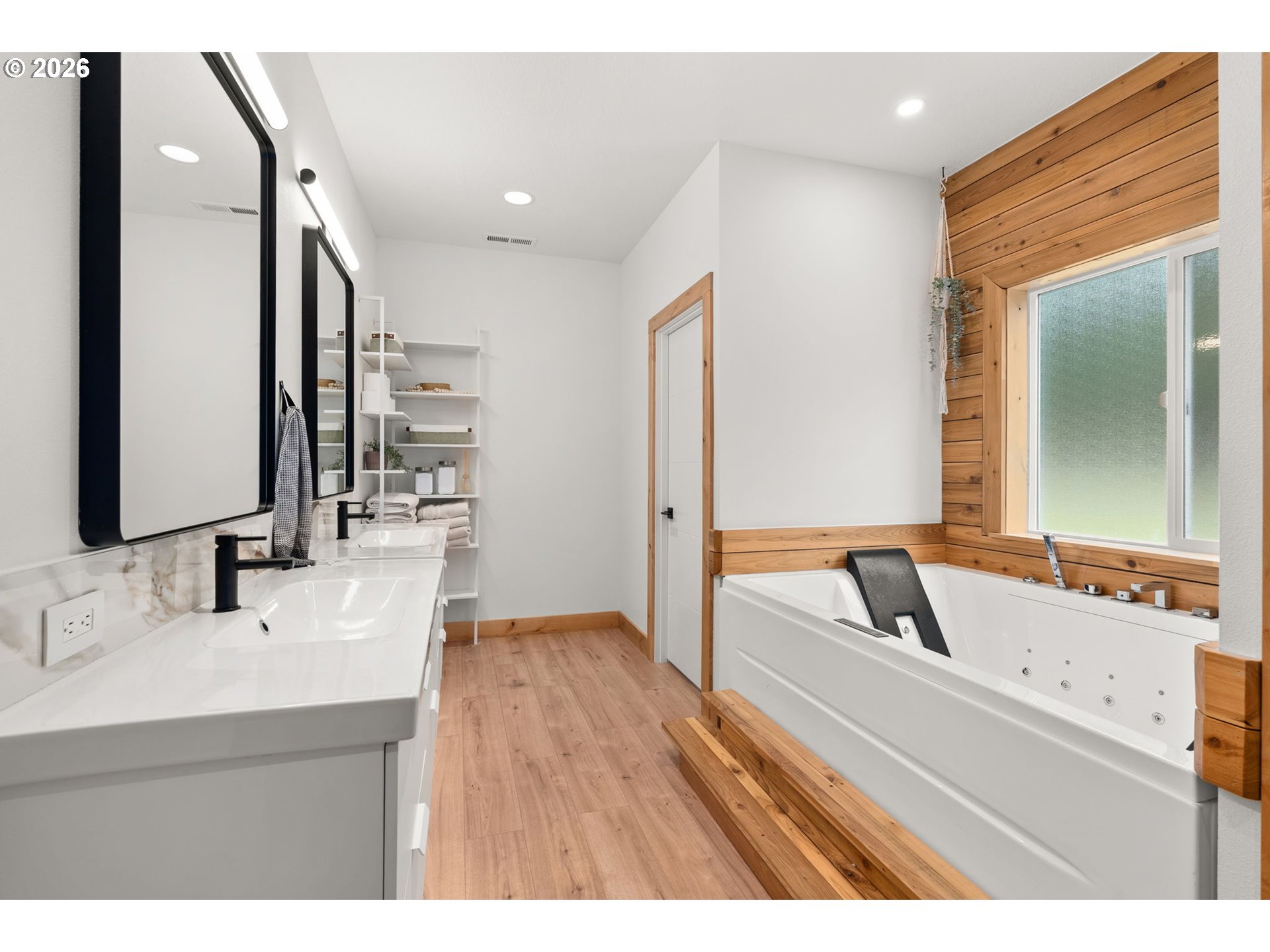 527 Tennessee Road Winlock, WA 98596 - Photo 20 of 48 a bathroom with a tub sink and mirror