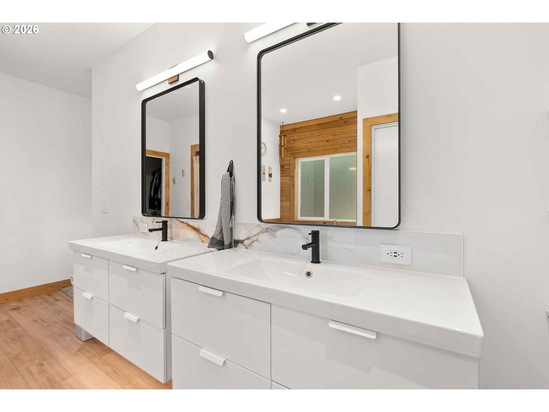 527 Tennessee Road Winlock, WA 98596 - Photo 21 of 48 a bathroom with a double vanity sink mirror and