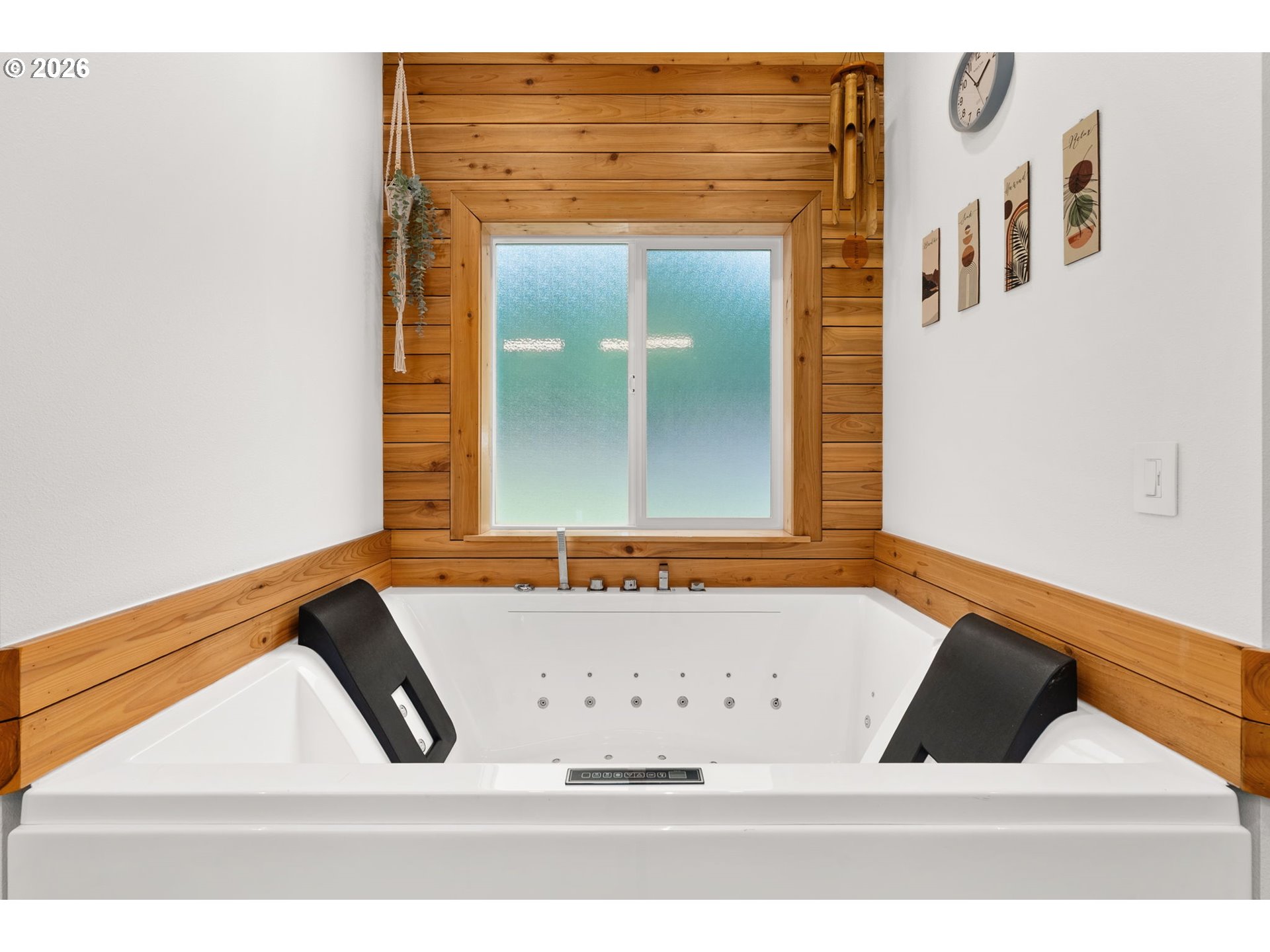 527 Tennessee Road Winlock, WA 98596 - Photo 22 of 48 a bathroom with a bathtub and a window