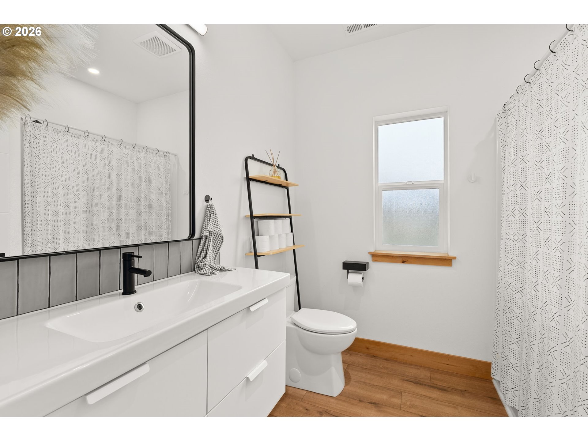 527 Tennessee Road Winlock, WA 98596 - Photo 25 of 48 a bathroom with a sink toilet and shower