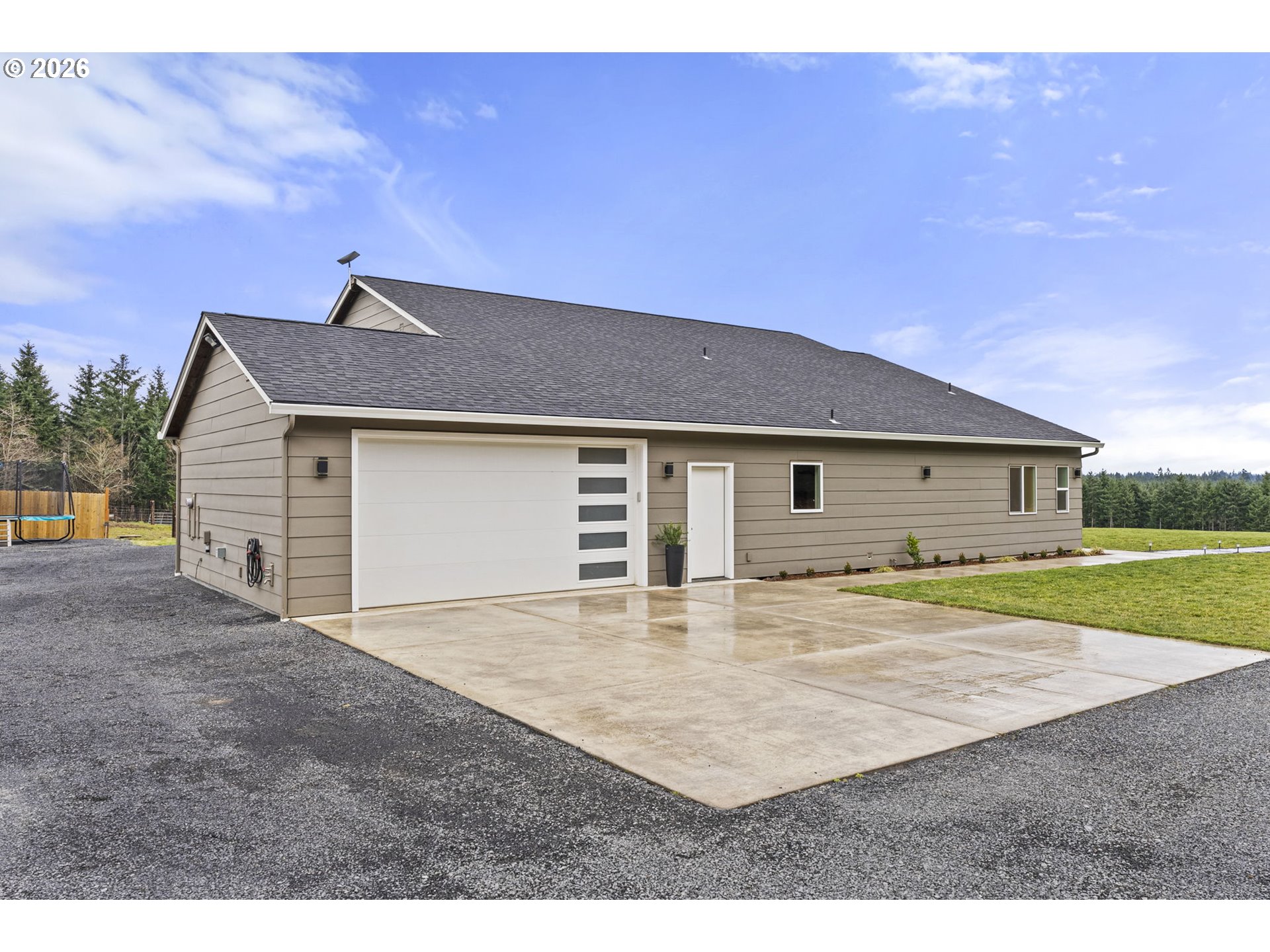 527 Tennessee Road Winlock, WA 98596 - Photo 33 of 48 a front view of a house with a yard and garage