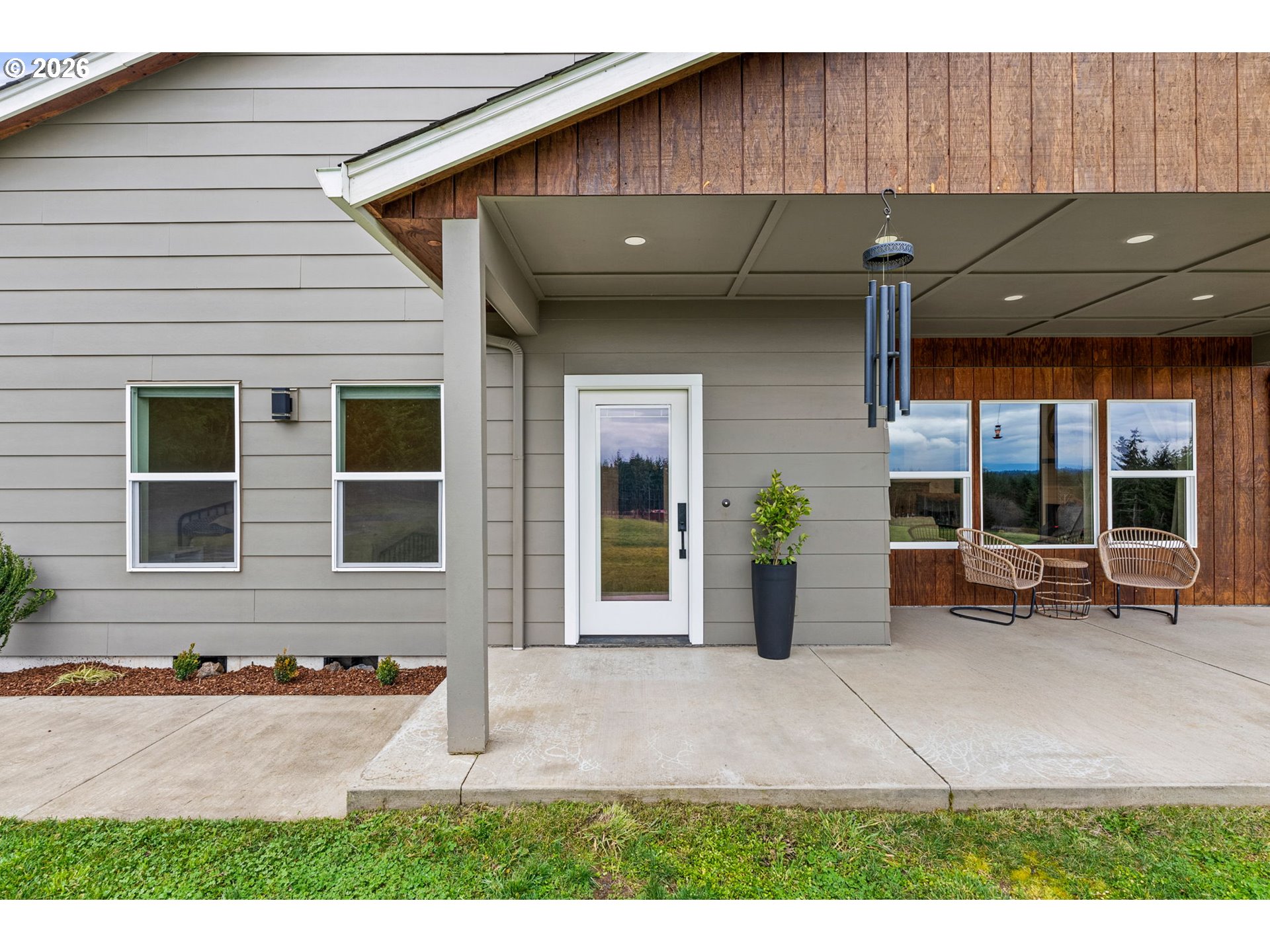 527 Tennessee Road Winlock, WA 98596 - Photo 7 of 48 a front view of a house with a yard