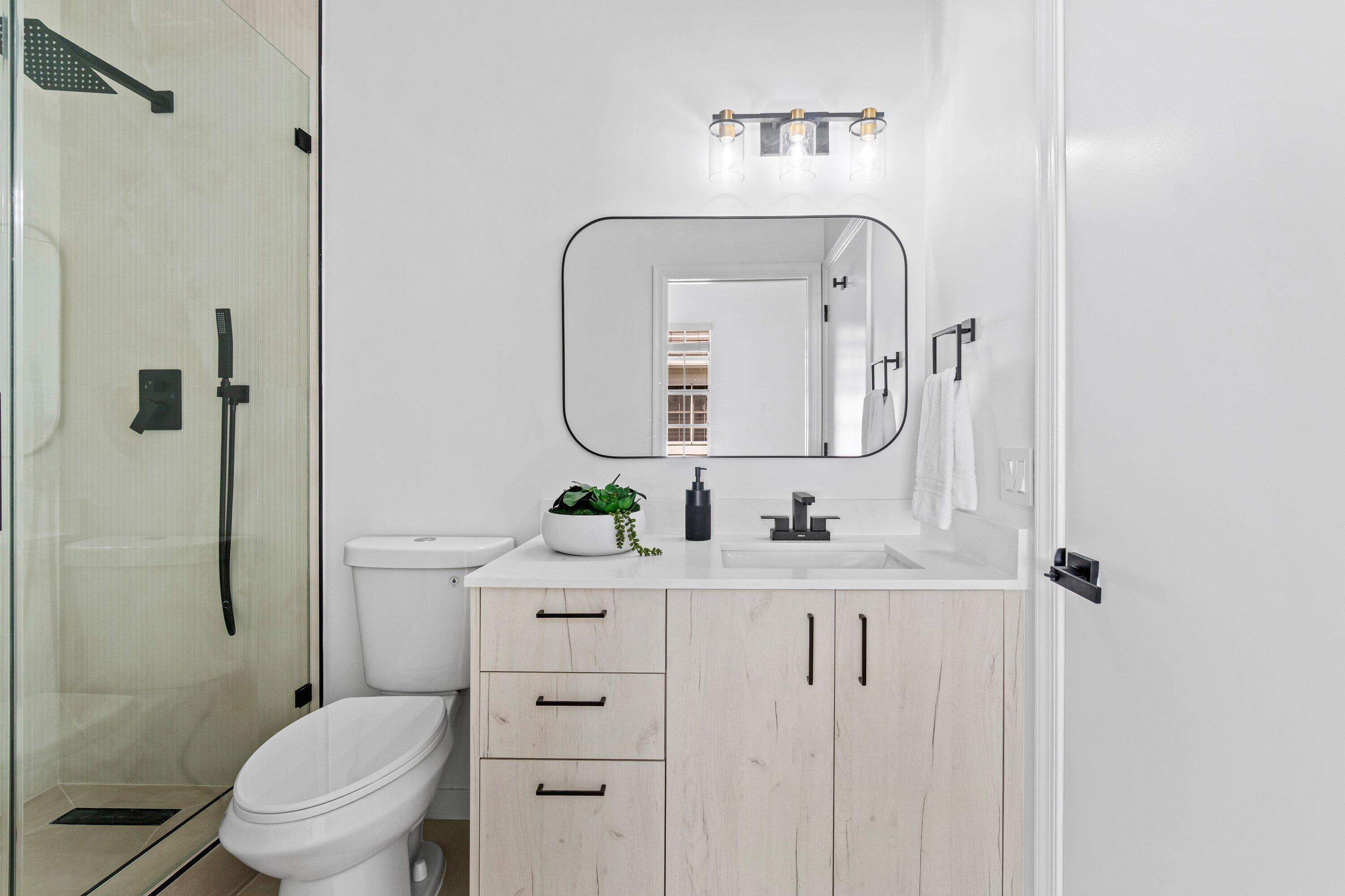 5166 Lake Catalina Drive, Unit D Boca Raton, FL 33496 - Photo 27 of 57 2nd Bathroom