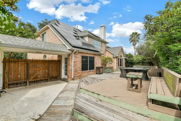a view of a house with backyard
