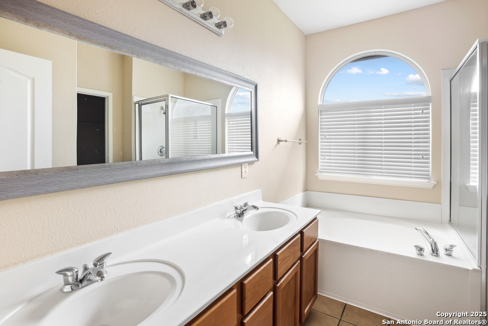 157 Crimson Tree Cibolo, TX 78108 - Photo 17 of 27 a bathroom with a sink and a bathtub