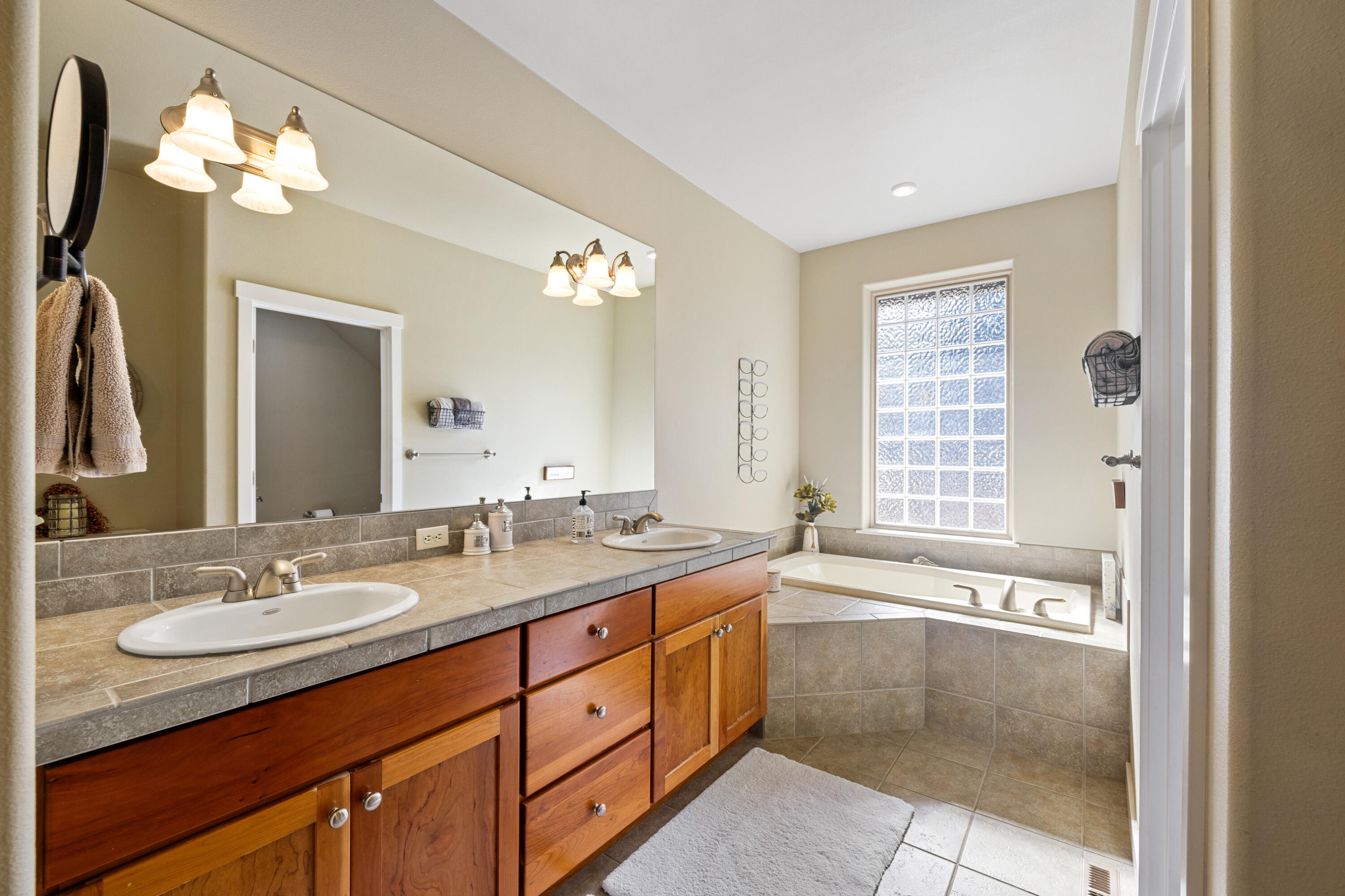 10674 Village Loop Redmond, OR 97756 - Photo 16 of 28 Primary Bathroom