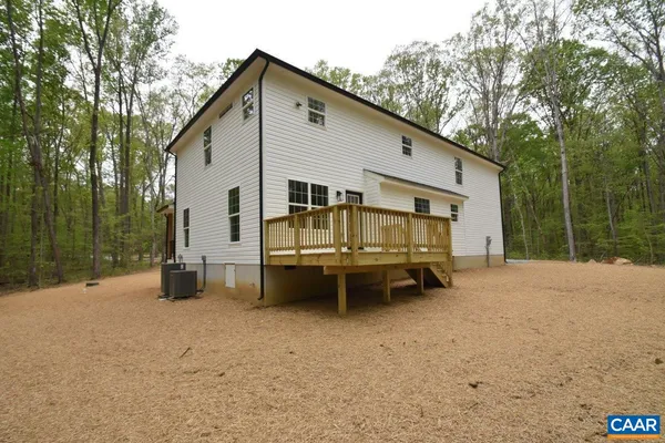 a view of a house with backyard