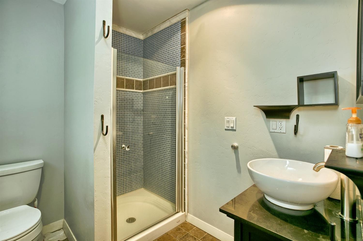 1065 Old Ferry Road Shady Cove, OR 97539 - Photo 22 of 35 upstairs bath