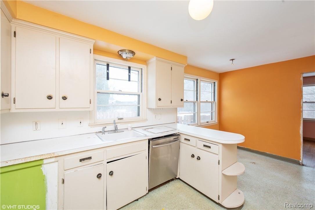 6876 Meadowlake Road Bloomfield Hills, MI 48301 - Photo 10 of 24 10_6876MEADOWLAKERD_2010_HiRes.jpg
