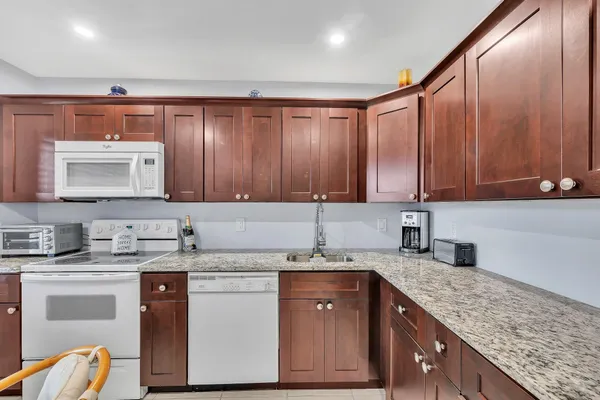 $2,075 | 9278 Vista Del Lago, Unit 31F, Boca Raton, FL 33428