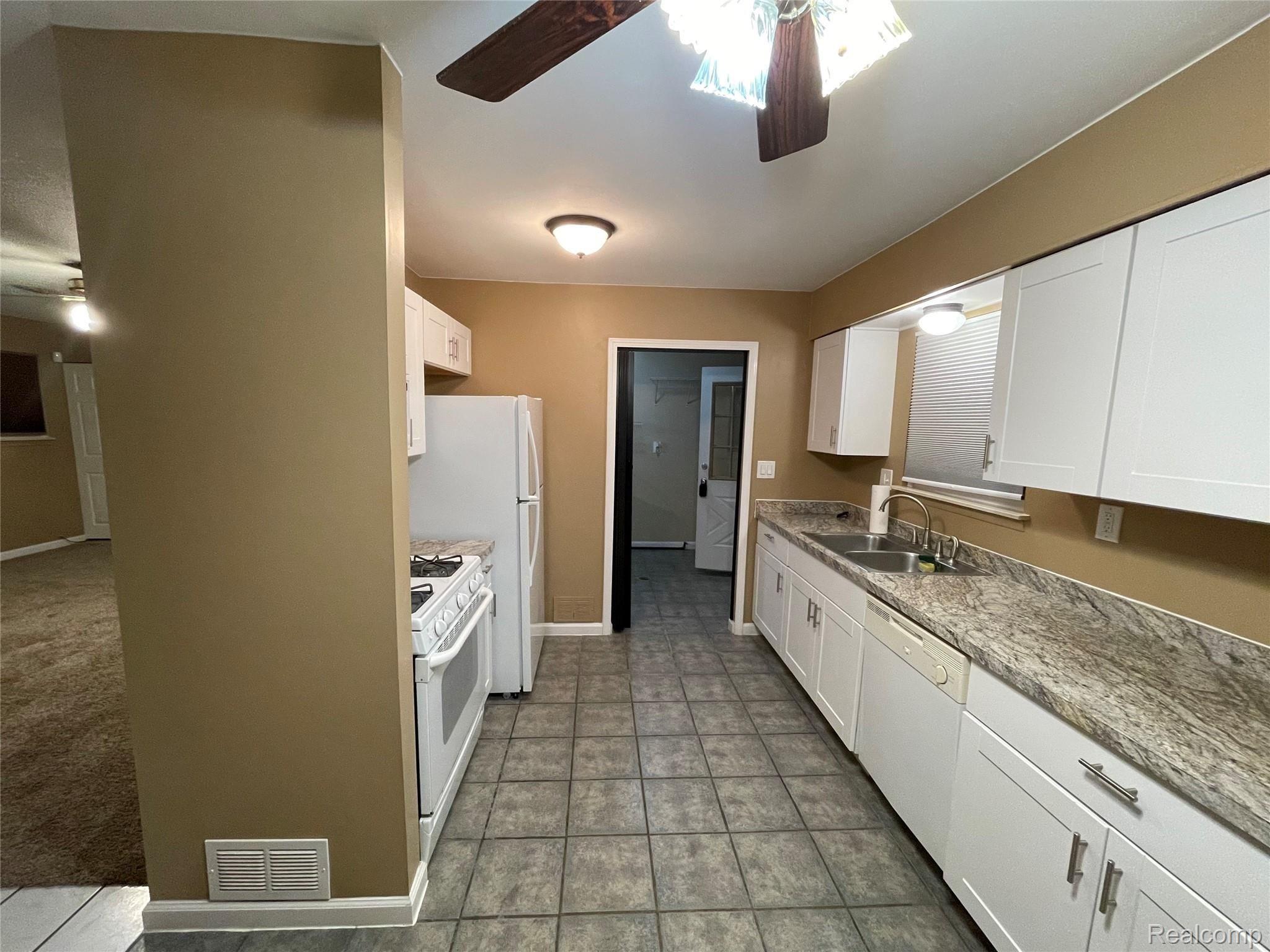 23847 Superior Road Taylor, MI 48180 - Photo 4 of 17 29B7715C-28C8-4041-AF67-FFB7645FEB08.jpeg
