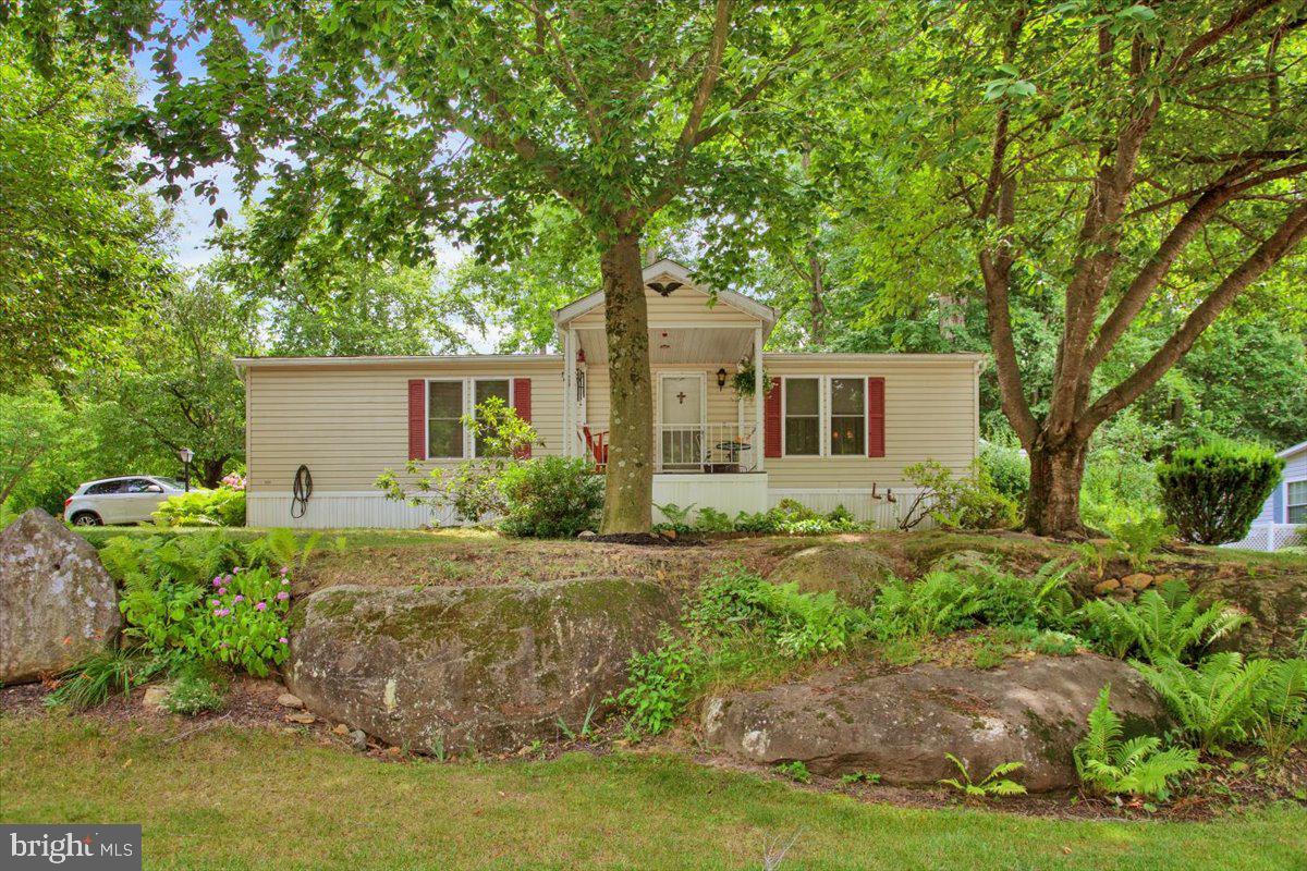 223 Maple Avenue Manheim, PA 17545 - Photo 2 of 29