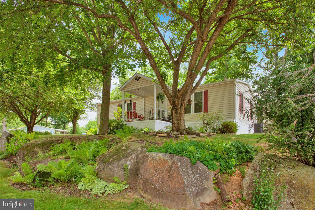 223 Maple Avenue Manheim, PA 17545 - Photo 3 of 29