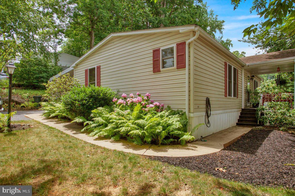 223 Maple Avenue Manheim, PA 17545 - Photo 6 of 29 Gorgeous landscaping