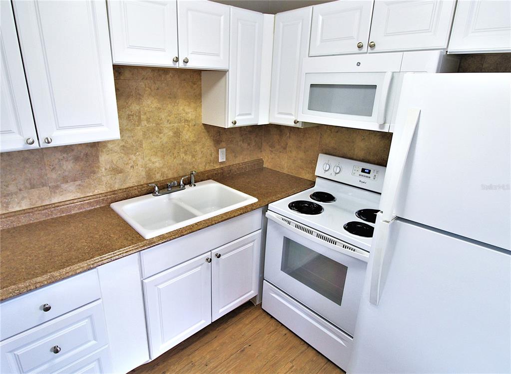 3001 Bee Ridge Road, Unit 124 Sarasota, FL 34239 - Photo 4 of 22