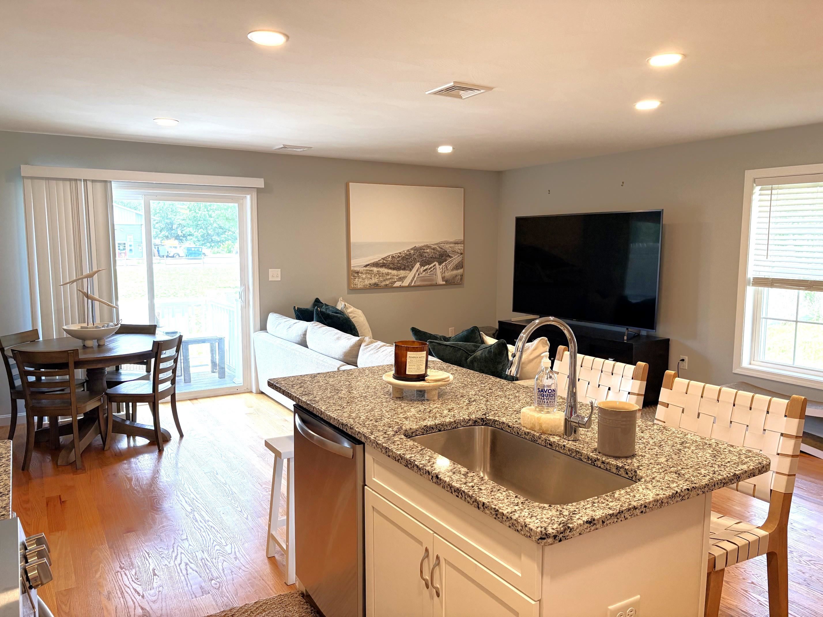 8 Cranberry Way Manchester, NH 03109 - Photo 3 of 23