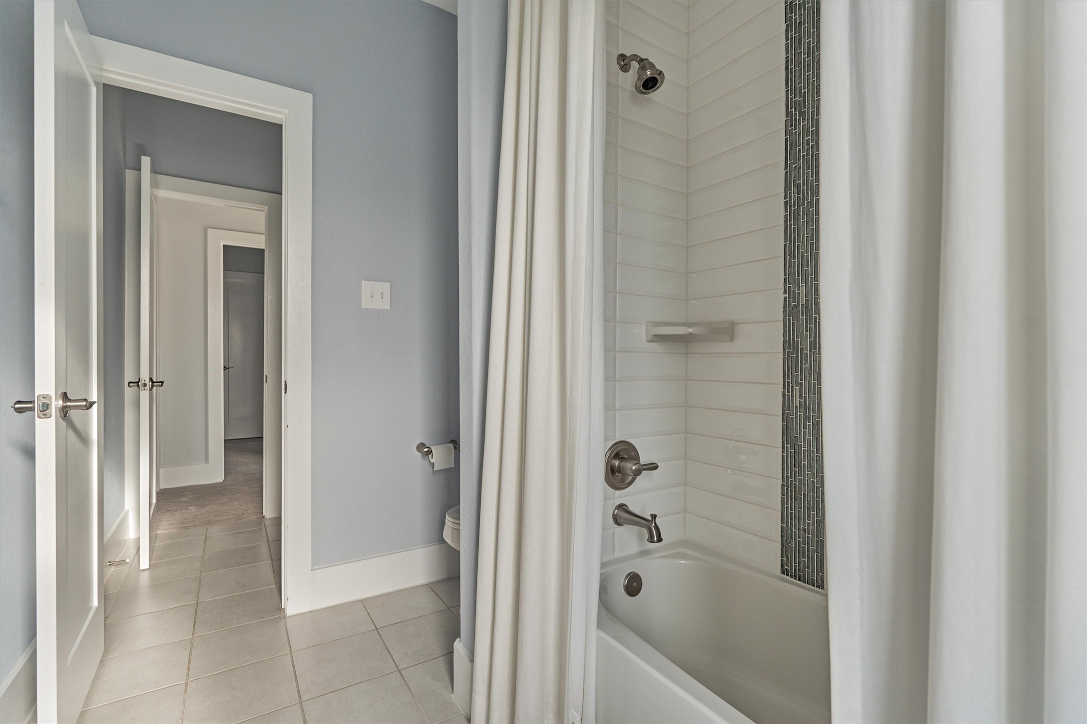 2113 Solstice Boulevard Spring, TX 77386 - Photo 39 of 48 a bathroom with a bathtub