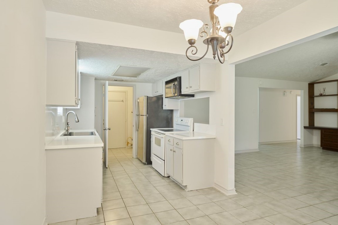 619 Pinewood Drive Conroe, TX 77385 - Photo 18 of 44 a kitchen with cabinets and stainless steel appliances