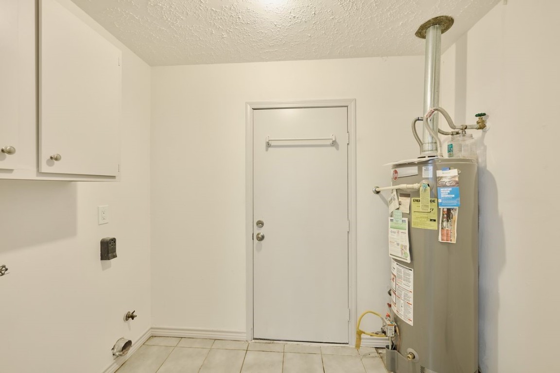 619 Pinewood Drive Conroe, TX 77385 - Photo 21 of 44 a bathroom with a shower