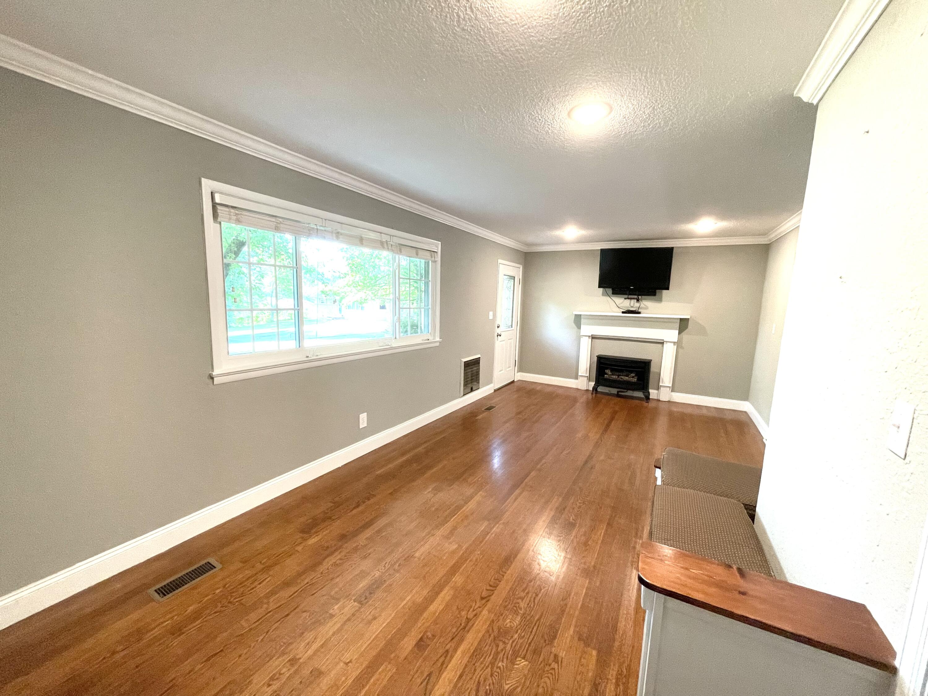 342 Elliott Street Soddy Daisy, TN 37379 - Photo 4 of 27 Living Roon