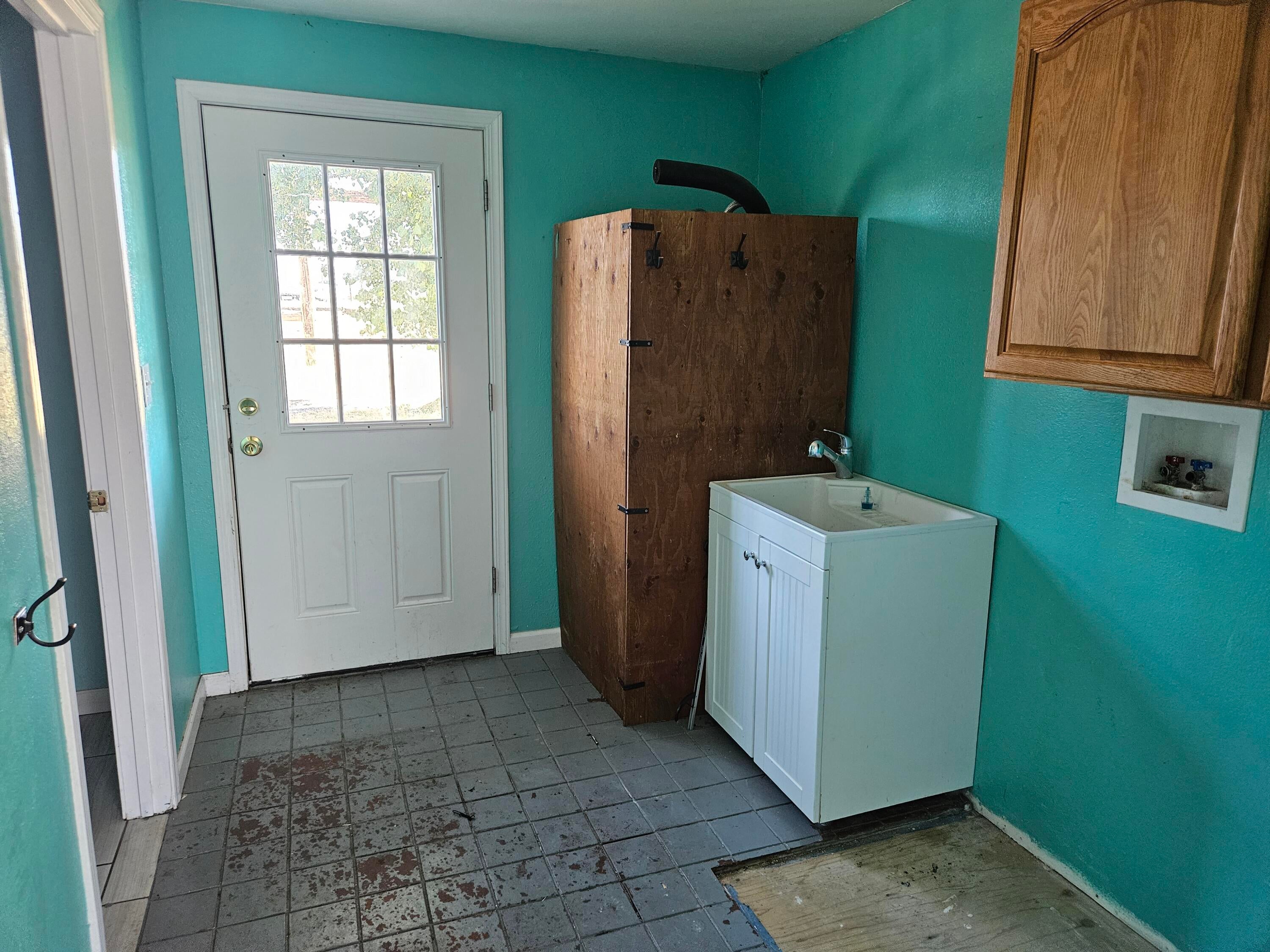 7770 Elliott Road Klamath Falls, OR 97603 - Photo 18 of 25 Laundry room