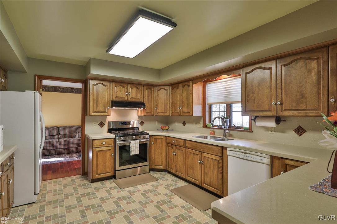 159 Rose Inn Avenue Nazareth, PA 18064 - Photo 8 of 40 Gallery Image 8