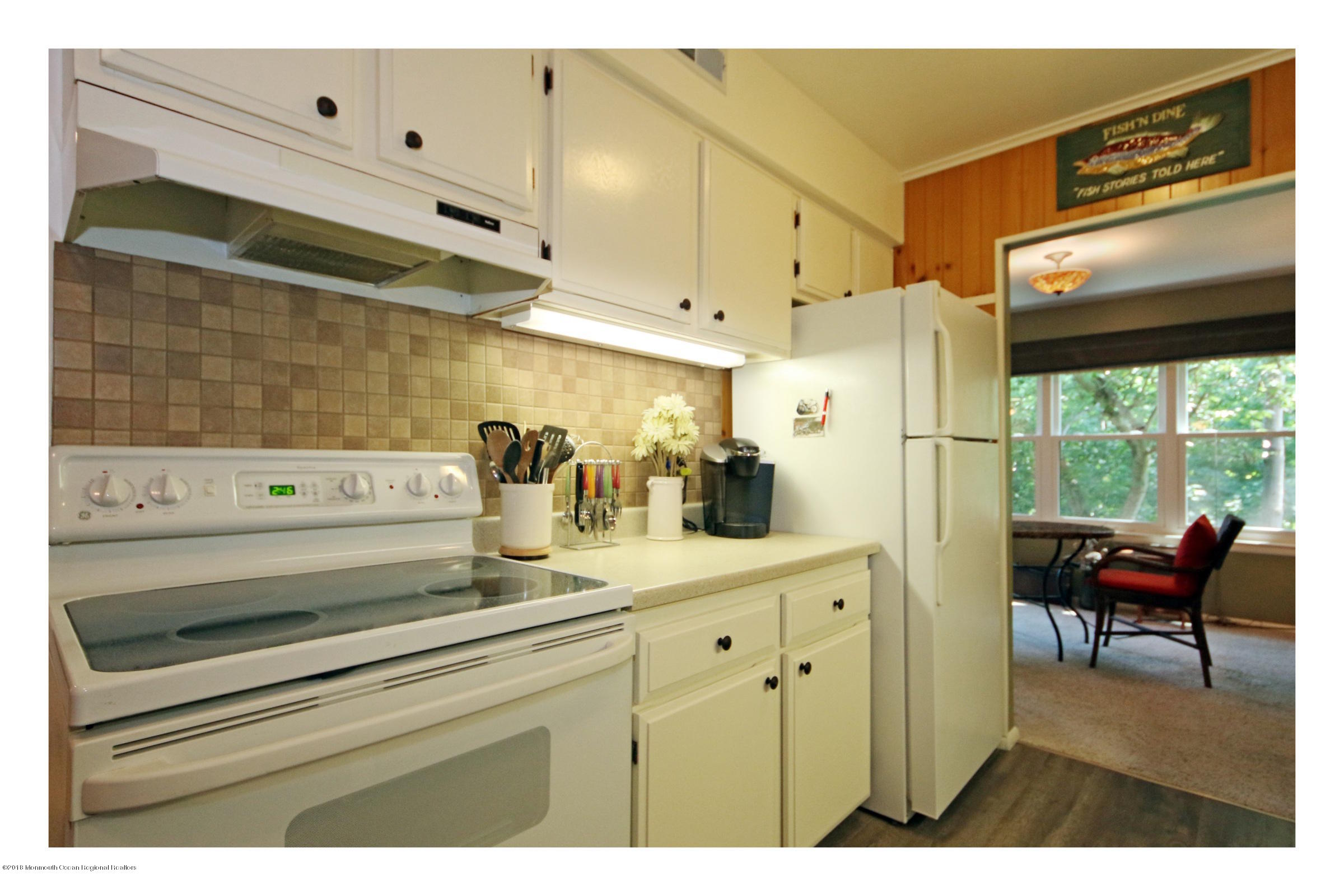 200 Portland Road, Unit B17 Highlands, NJ 07732 - Photo 11 of 32 KITCHEN