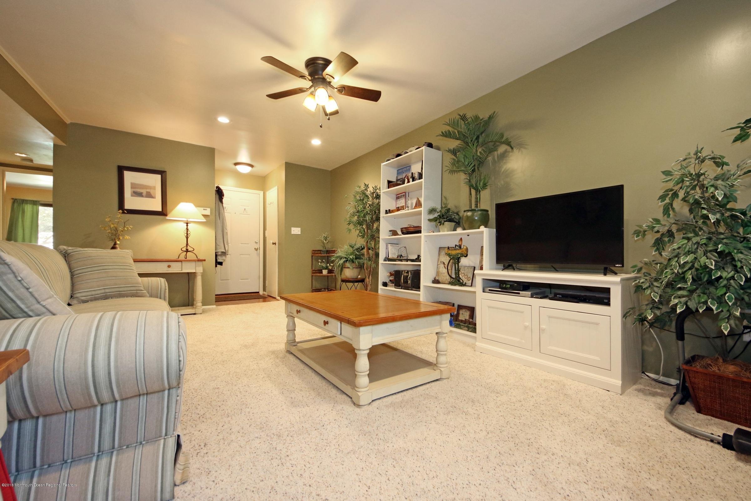 200 Portland Road, Unit B17 Highlands, NJ 07732 - Photo 5 of 32 LIVING ROOM