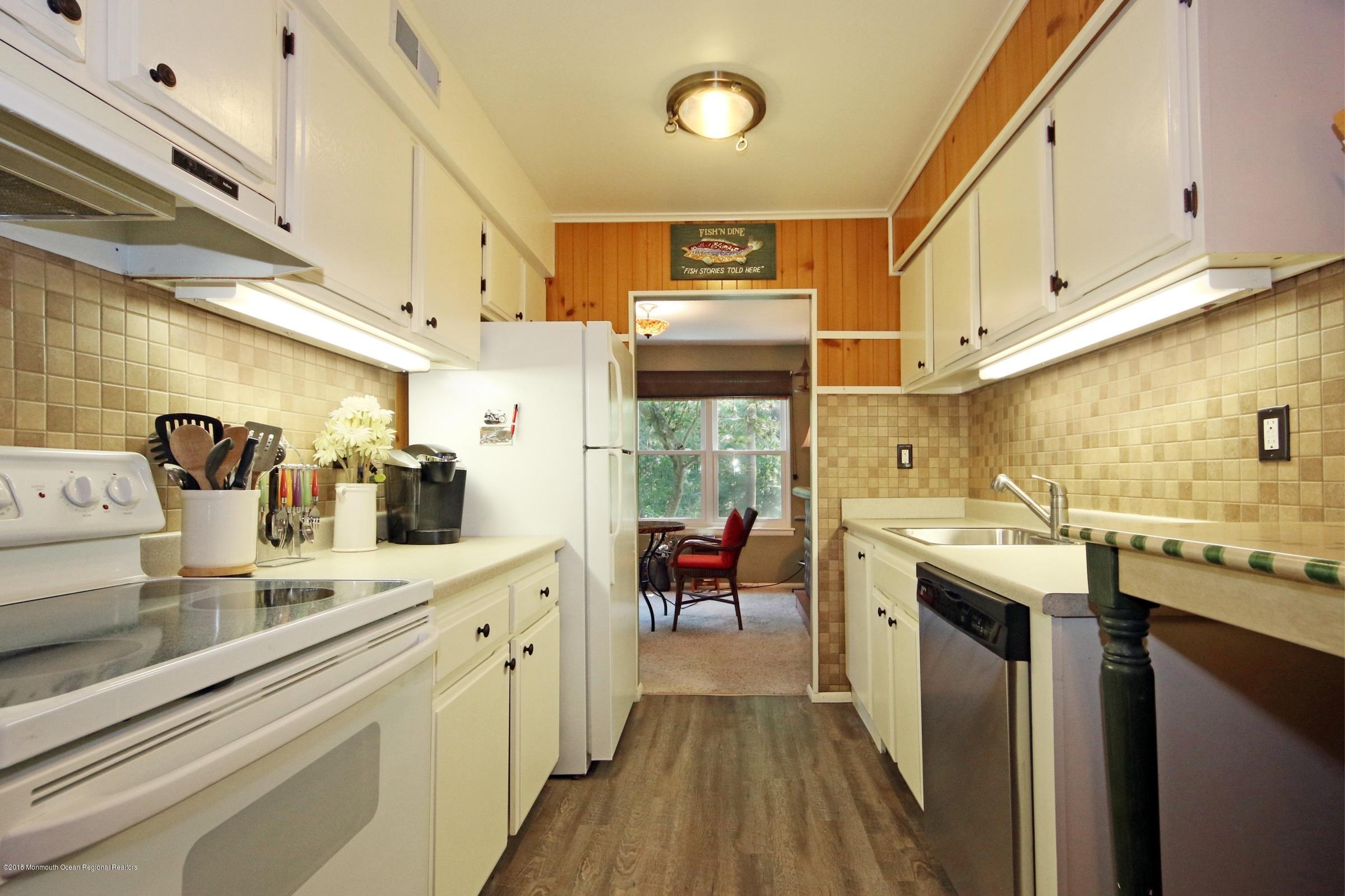200 Portland Road, Unit B17 Highlands, NJ 07732 - Photo 9 of 32 KITCHEN