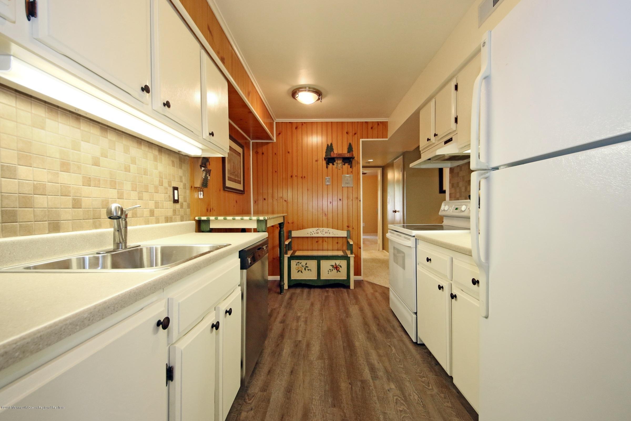200 Portland Road, Unit B17 Highlands, NJ 07732 - Photo 10 of 32 KITCHEN