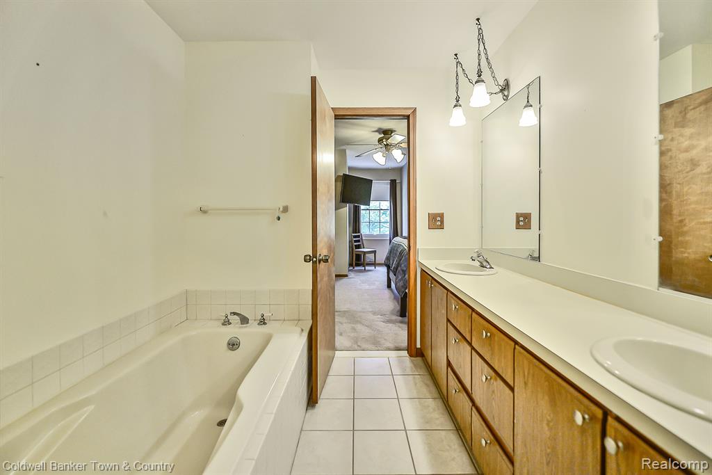 11088 Whitewood Road Pinckney, MI 48169 - Photo 22 of 44 Gallery Image 22