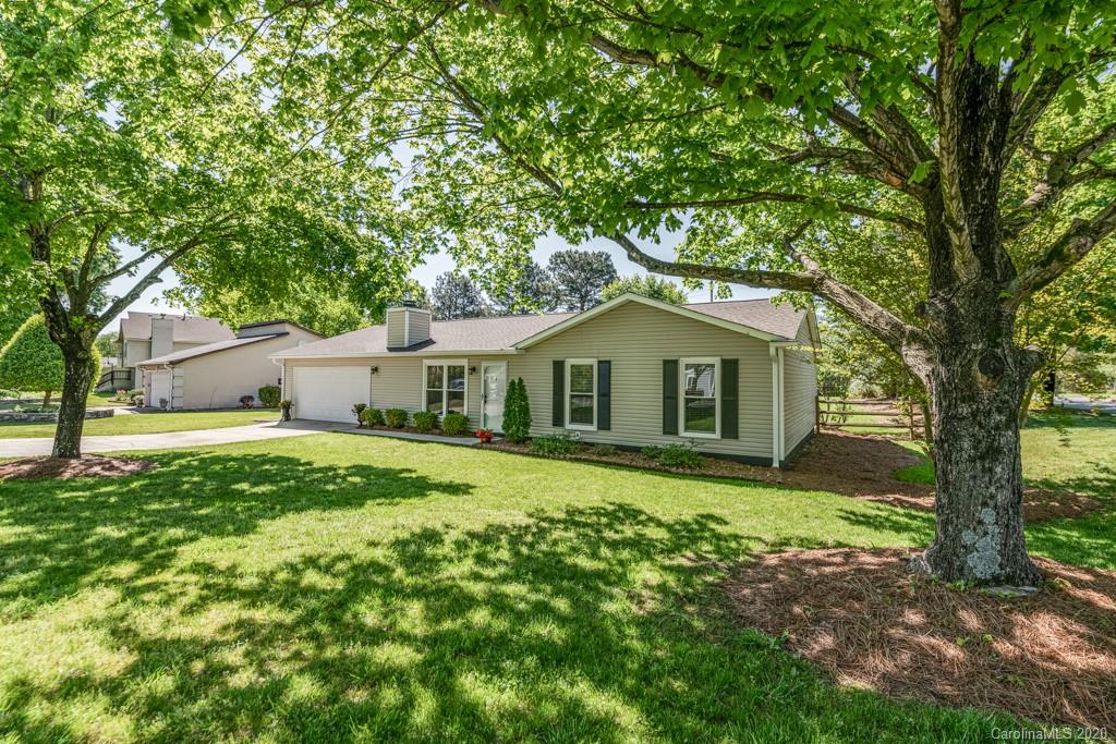 10125 Fairway Ridge Road Charlotte, NC 28277 - Photo 2 of 25 a front view of house with yard and green space