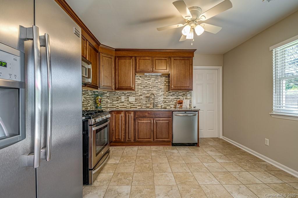 10125 Fairway Ridge Road Charlotte, NC 28277 - Photo 9 of 25 a kitchen with stainless steel appliances granite countertop a refrigerator a sink a stove and oven
