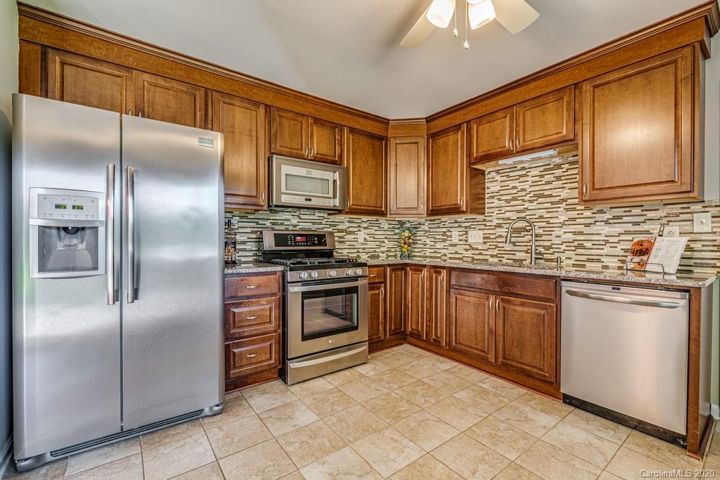10125 Fairway Ridge Road Charlotte, NC 28277 - Photo 10 of 25 a kitchen with stainless steel appliances granite countertop a refrigerator a stove a sink and dishwasher