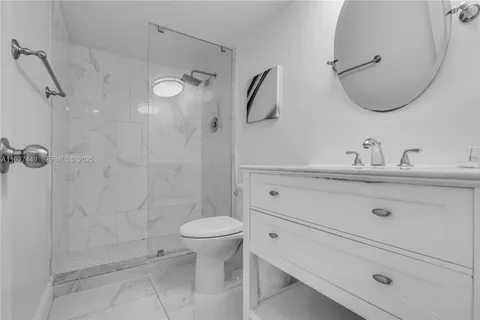 $3,700 | 5101 Collins Avenue, Unit 12R, Miami Beach, FL 33140