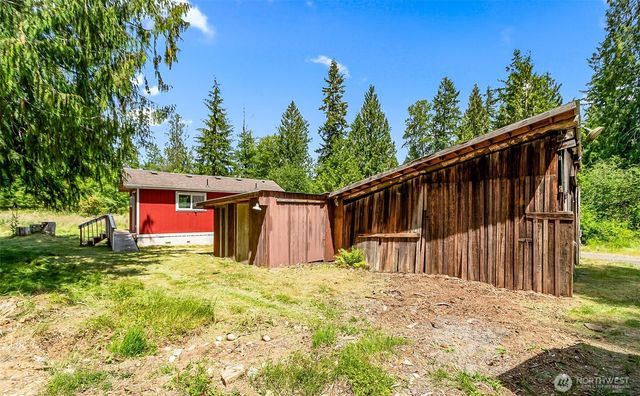 a house view with backyard space