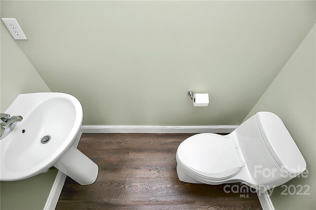 11630 Rabbit Ridge Road Charlotte, NC 28270 - Photo 13 of 32 a bathroom with a toilet and bathtub