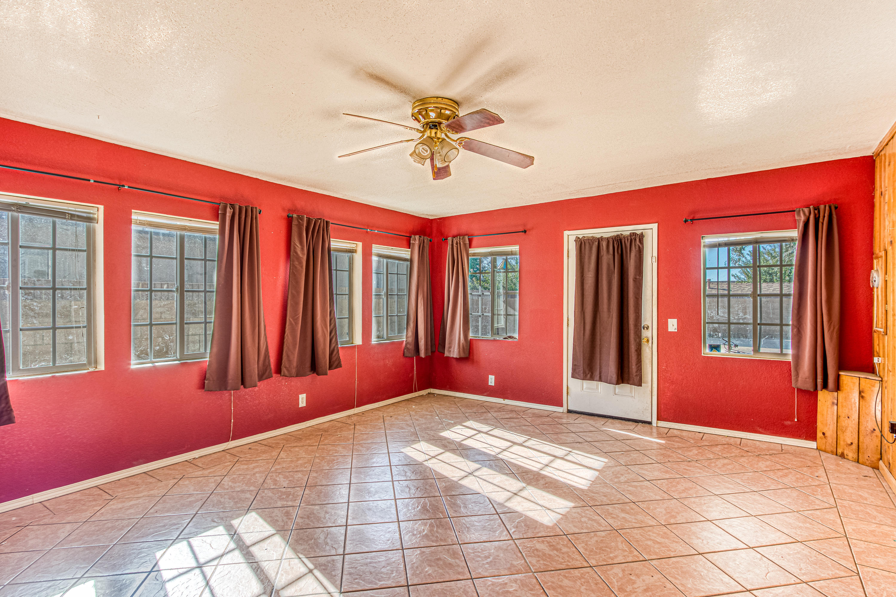 39021 Deer Run Road Palmdale, CA 93551 - Photo 3 of 18 Family Room \2