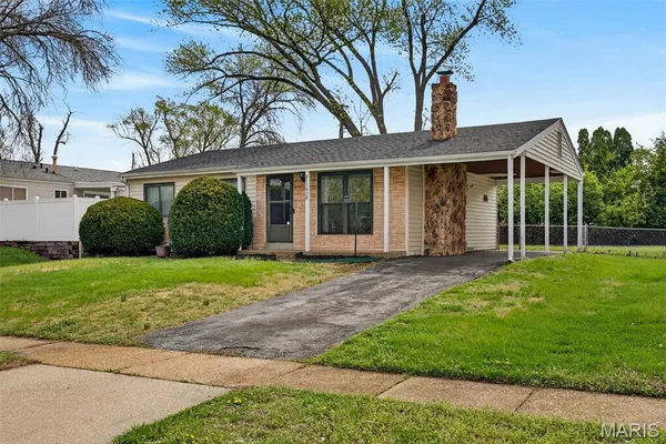 $249,900 | 11828 Foxwood Drive, Maryland Heights, MO 63043