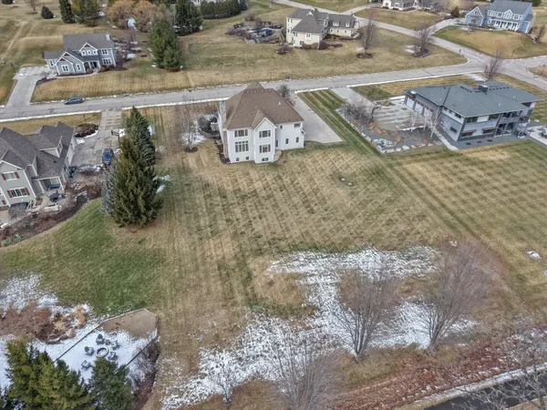 $899,900 | N60W27179 Trappers Run, Merton, WI 53089