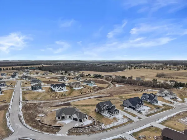 $899,900 | N60W27179 Trappers Run, Merton, WI 53089
