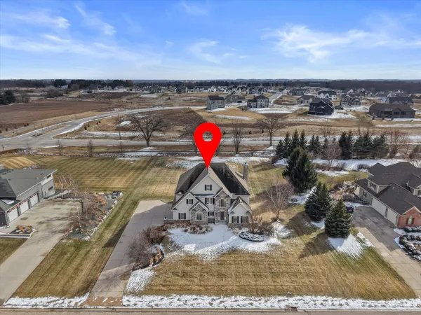 $899,900 | N60W27179 Trappers Run, Merton, WI 53089