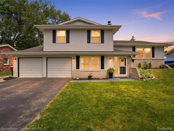 $419,900 | 10378 Barbara Drive, Pinckney, MI 48169