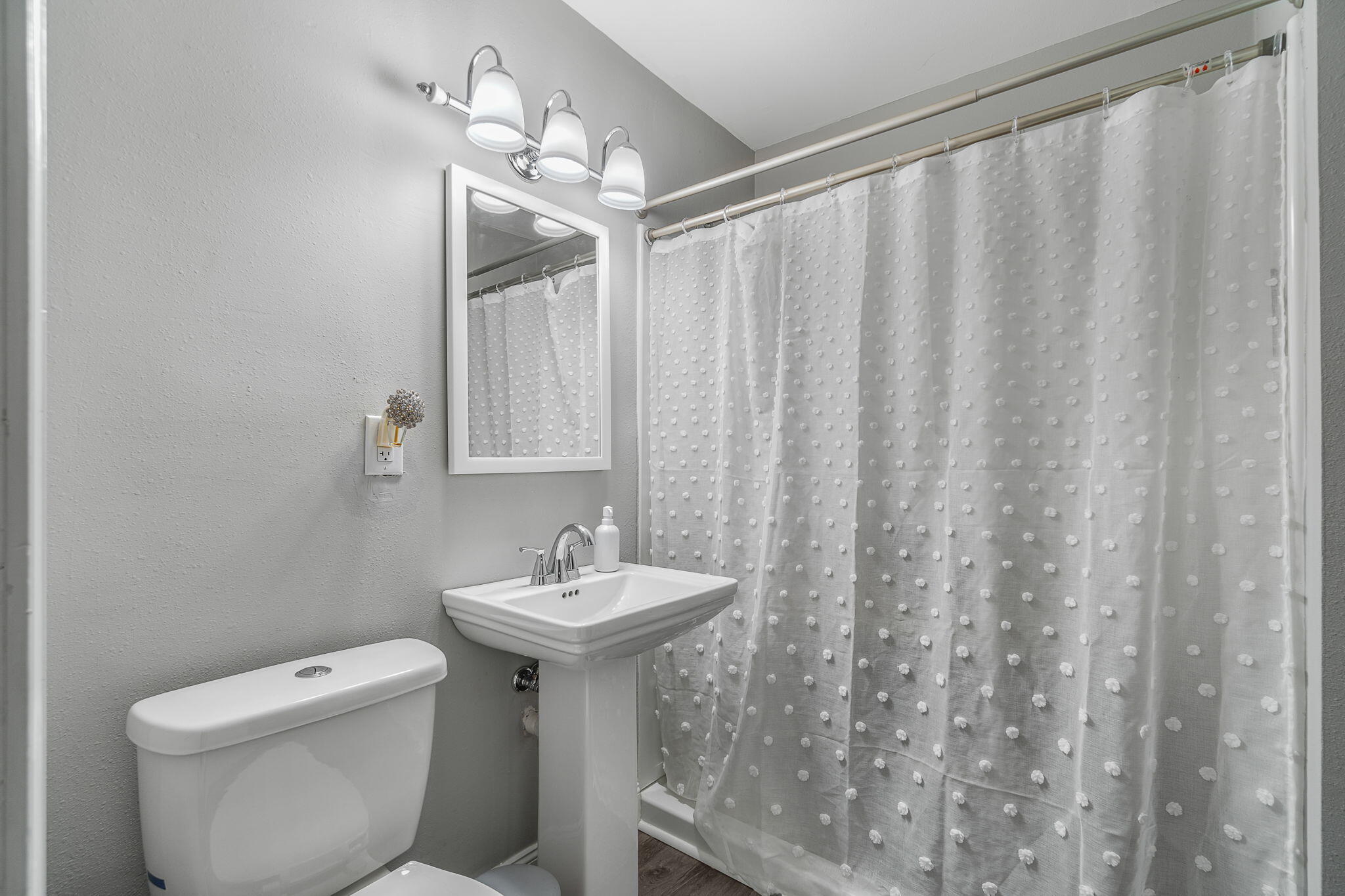 128 Sikes Drive Crestview, FL 32539 - Photo 21 of 24 a bathroom with a toilet sink and mirror