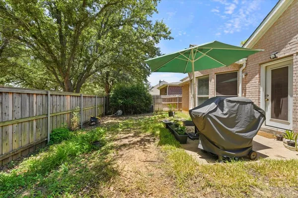 a view of a chair and table in the backyard