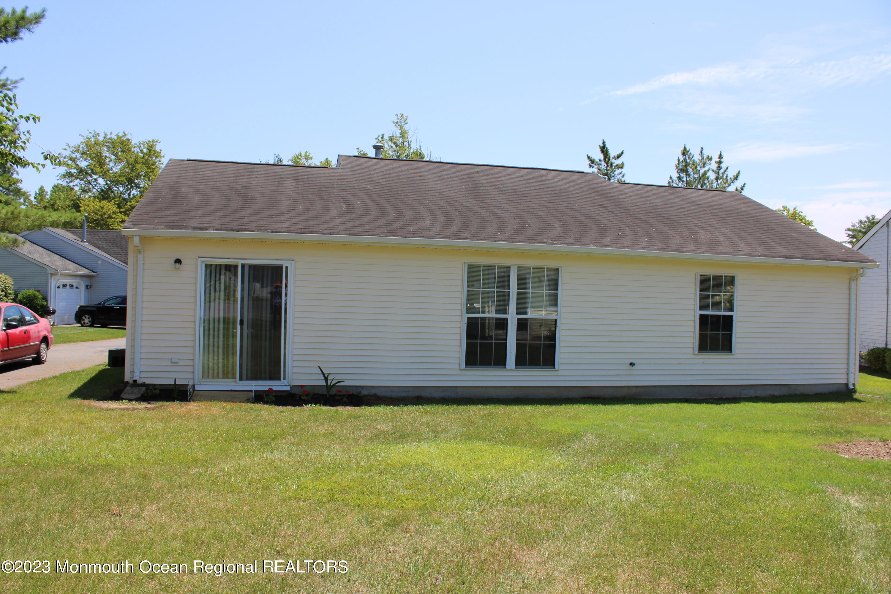 27 Linton Close Freehold, NJ 07728 - Photo 6 of 18 20230706000903_IMG_0197